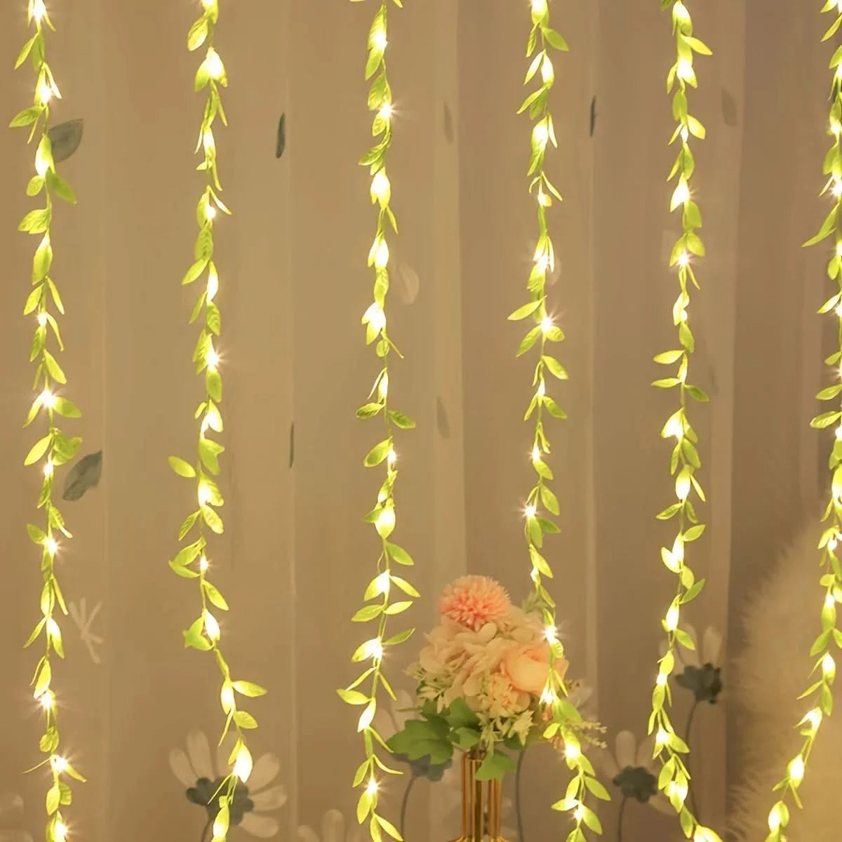Cortina de Luzes Natalinas com Folhas – Encanto e Magia em Cada Detalhe