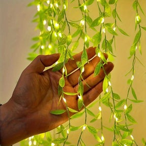 Cortina de Luzes Natalinas com Folhas – Encanto e Magia em Cada Detalhe