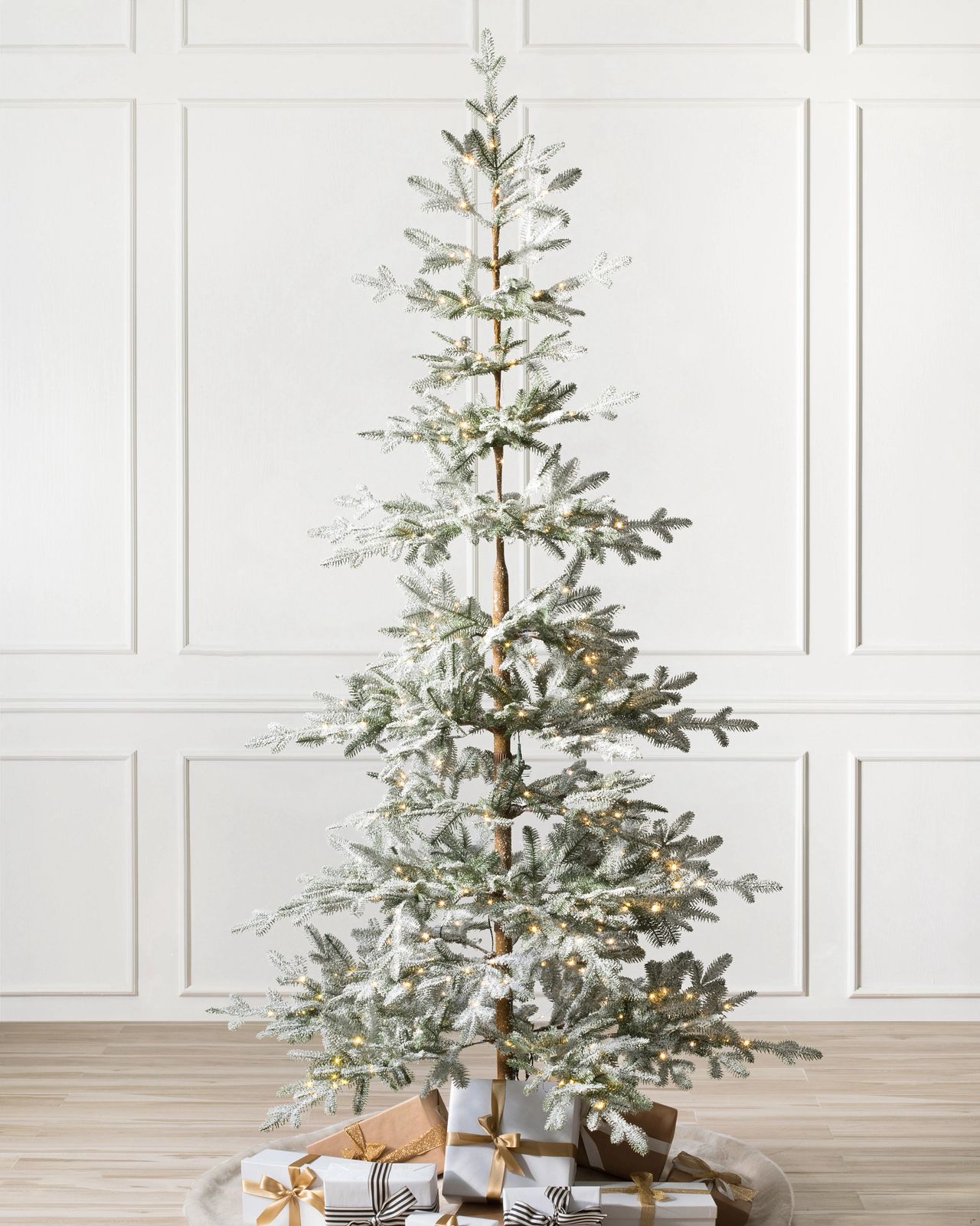 Árvore de Natal Nevada com Galhos Nevados, Suporte Metálico e Micro LEDs Embutidos