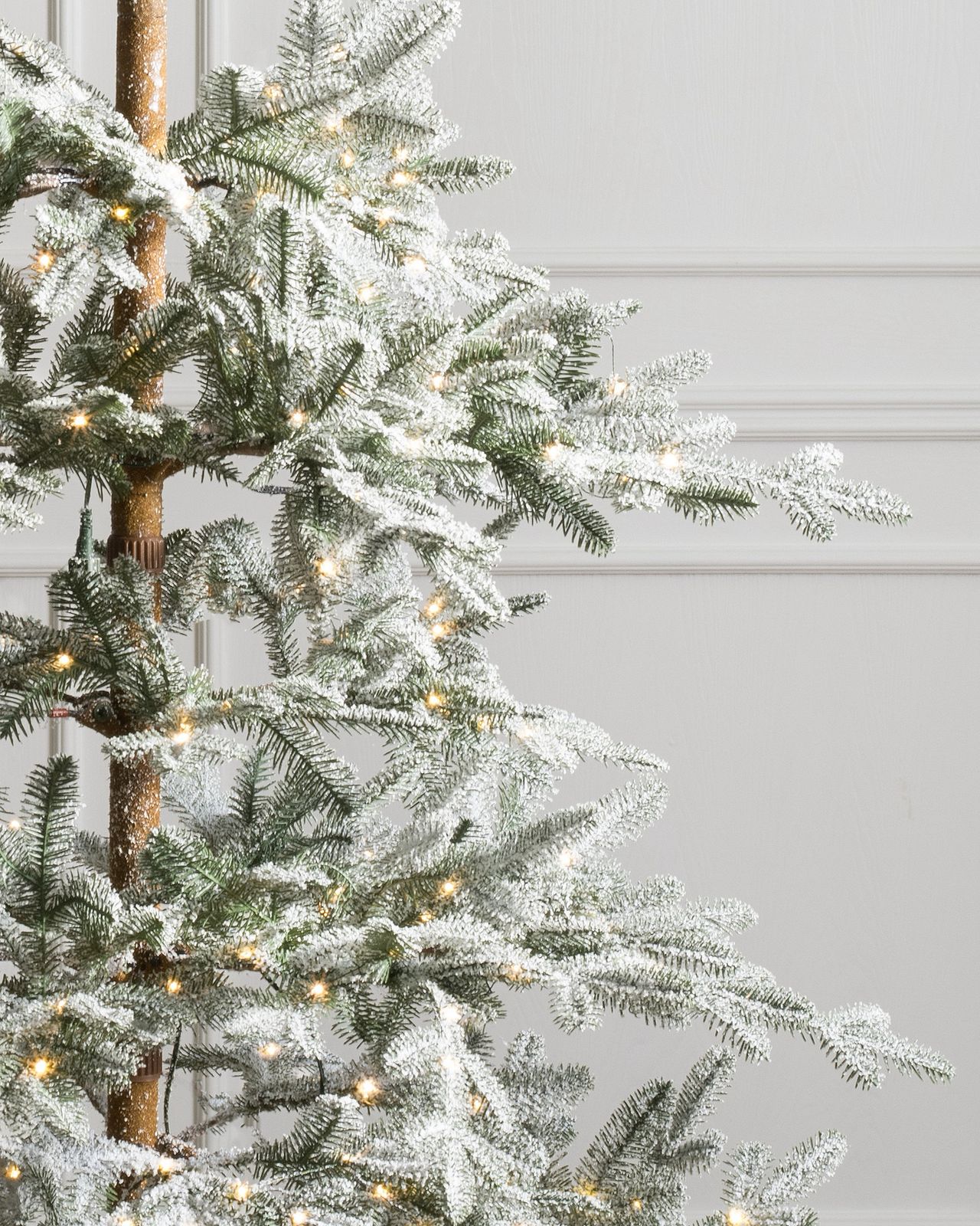 Árvore de Natal Nevada com Galhos Nevados, Suporte Metálico e Micro LEDs Embutidos