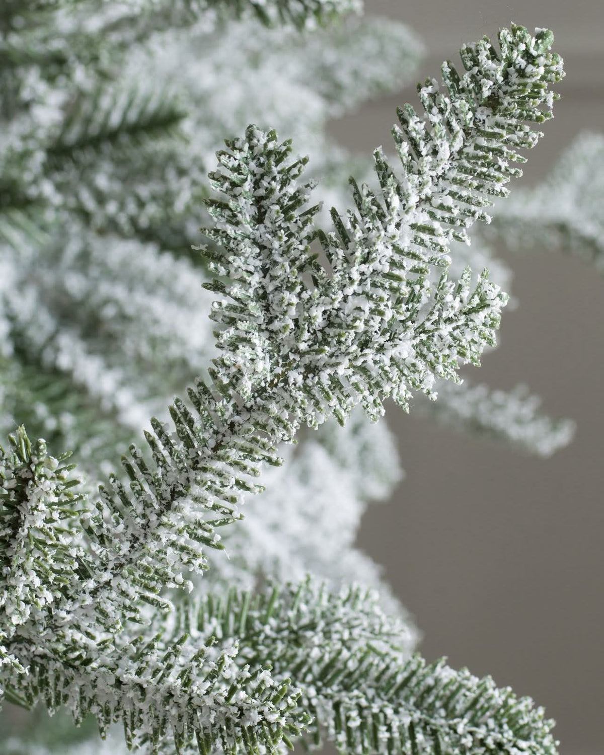 Árvore de Natal Nevada com Galhos Nevados, Suporte Metálico e Micro LEDs Embutidos 9