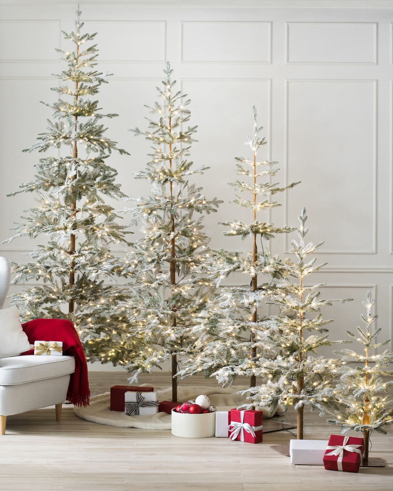 Árvore de Natal Nevada com Galhos Nevados, Suporte Metálico e Micro LEDs Embutidos