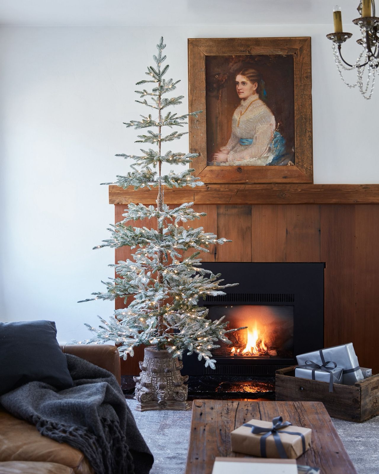 Árvore de Natal Nevada com Galhos Nevados, Suporte Metálico e Micro LEDs Embutidos