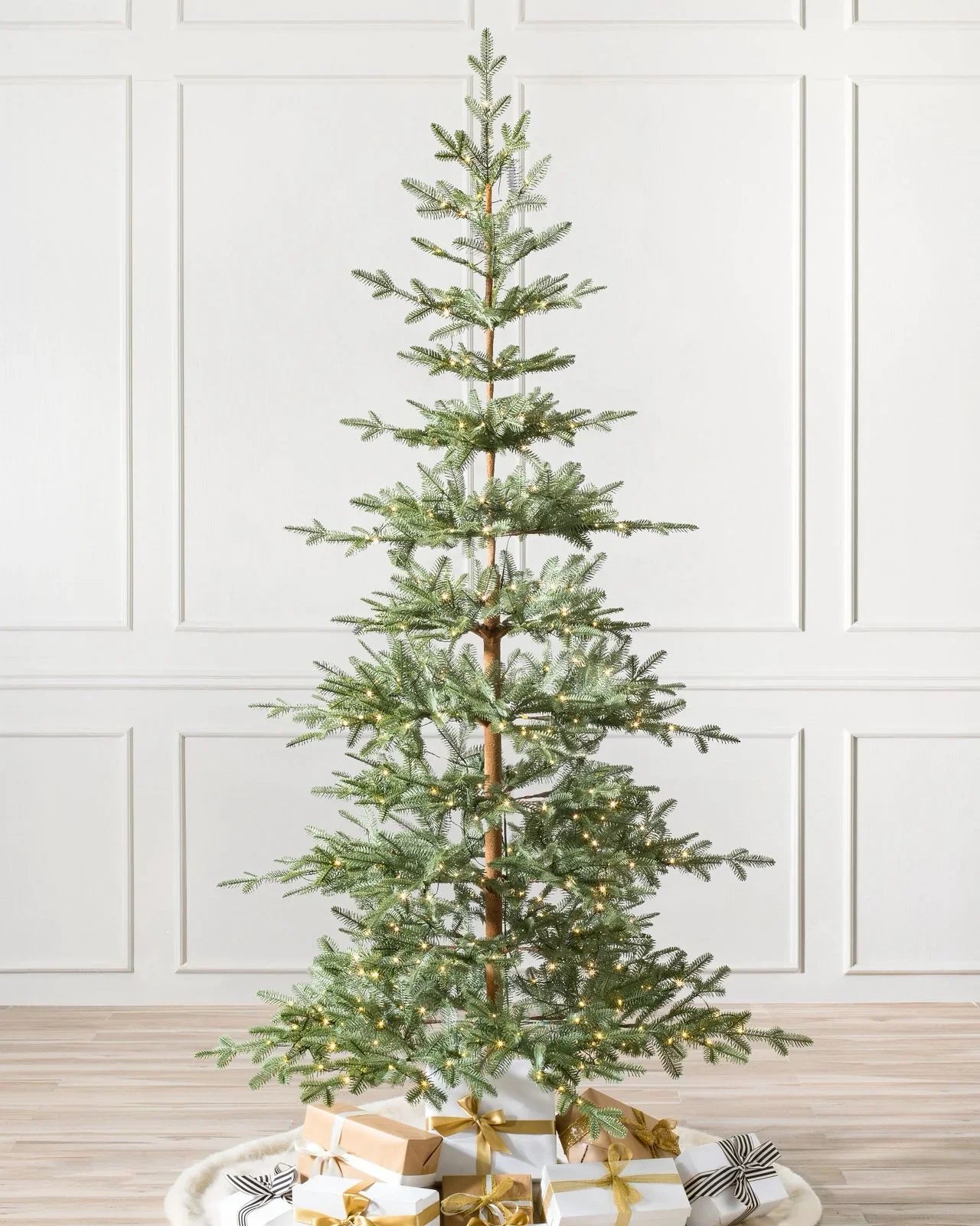 Árvore de Natal Slim Alpine com Galhos Articulados, Suporte Metálico e Micro LEDs Embutidos