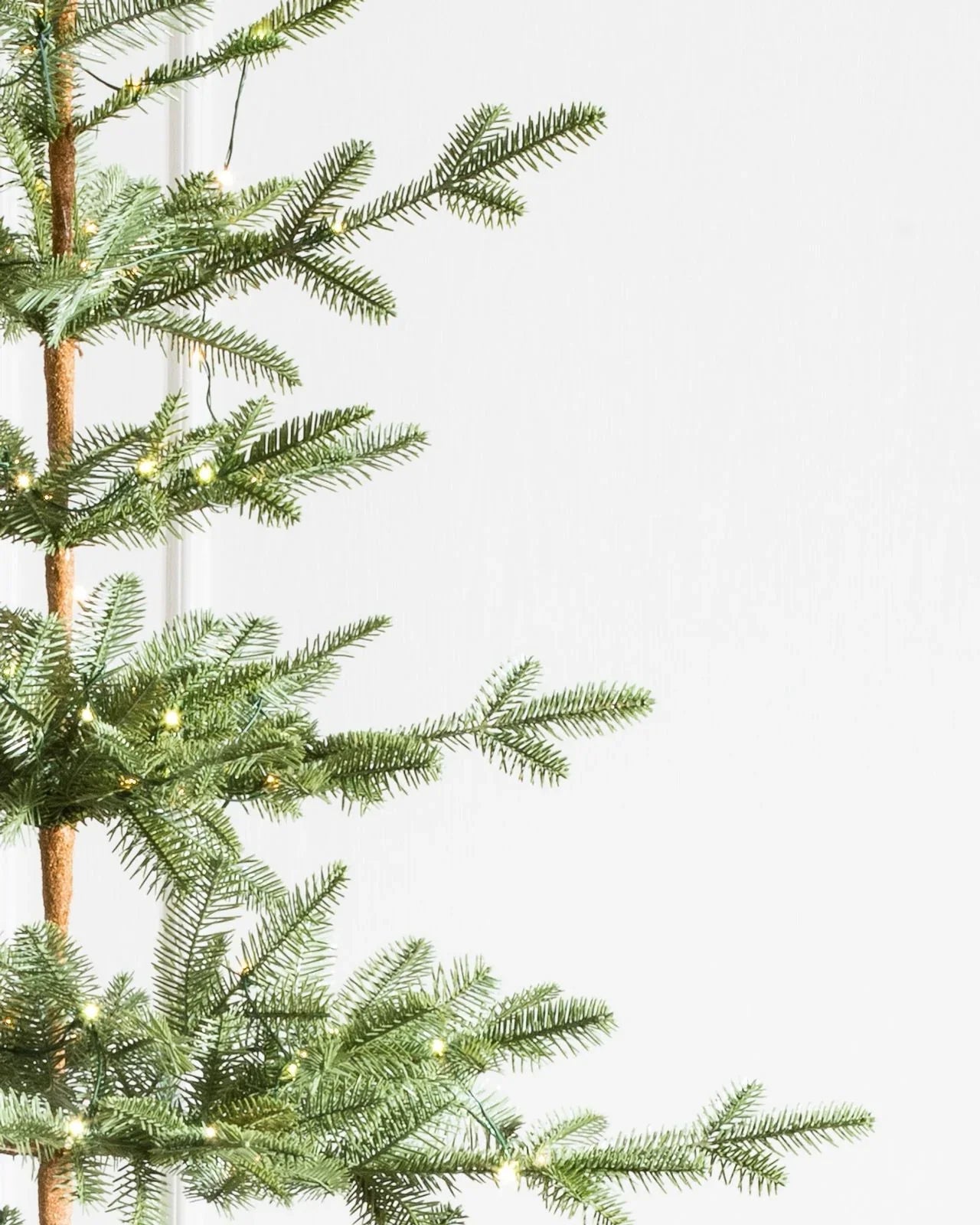Árvore de Natal Slim Alpine com Galhos Articulados, Suporte Metálico e Micro LEDs Embutidos