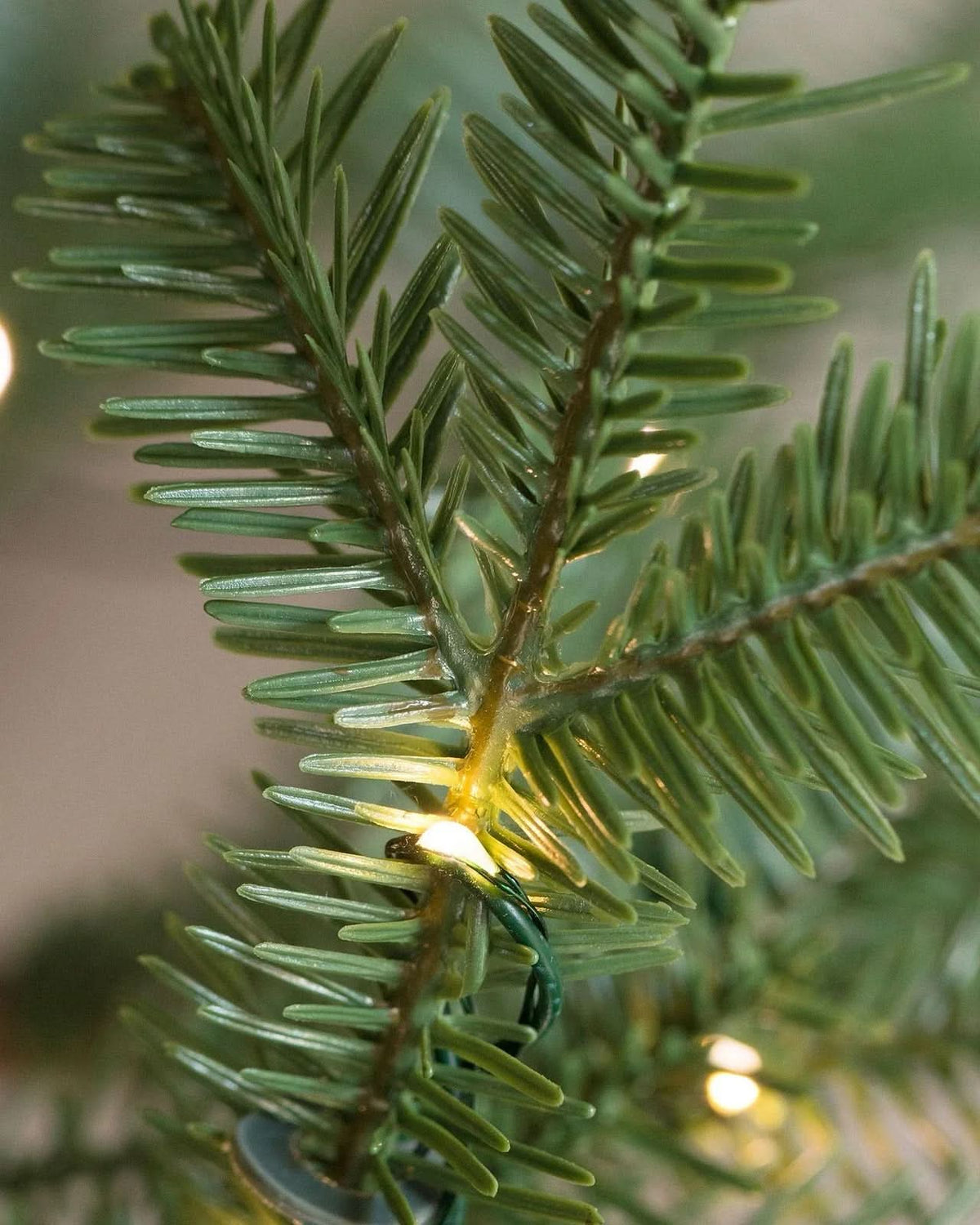 Árvore de Natal Slim Alpine com Galhos Articulados, Suporte Metálico e Micro LEDs Embutidos 3