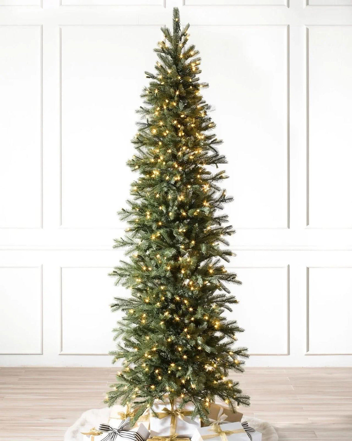 Árvore de Natal Cathedral Fir Slim com Galhos Articulados, Suporte Metálico e Micro LEDs Embutidos 1