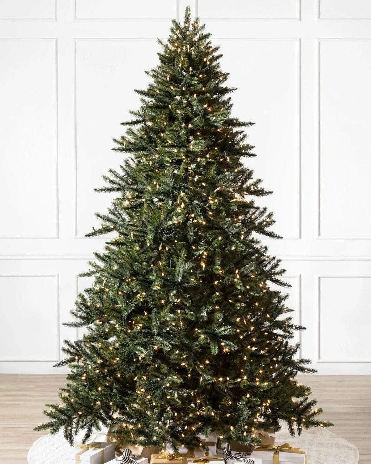Árvore de Natal California Baby Redwood com Galhos Articulados, Suporte Metálico e Micro LEDs Embutidos 1
