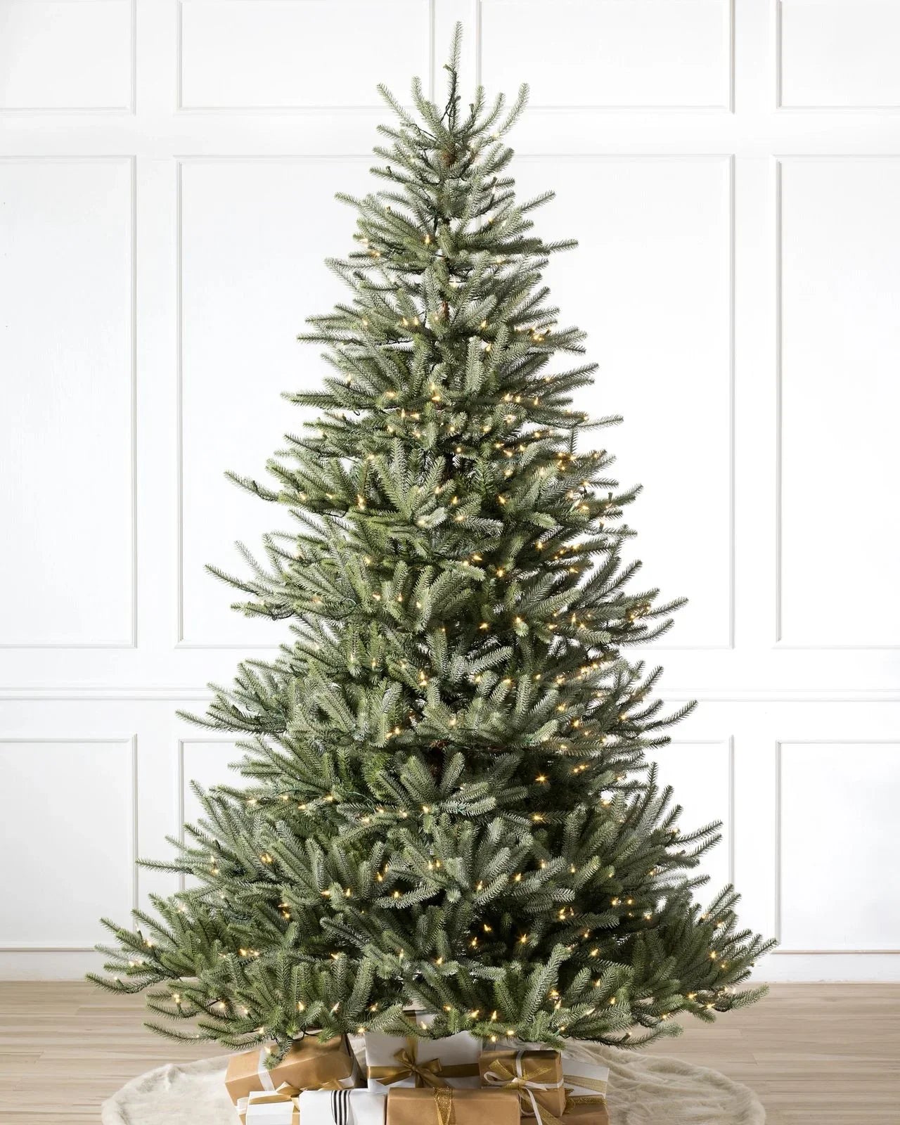 Árvore de Natal Sanibel Spruce com Galhos Articulados, Suporte Metálico e Micro LEDs Embutidos
