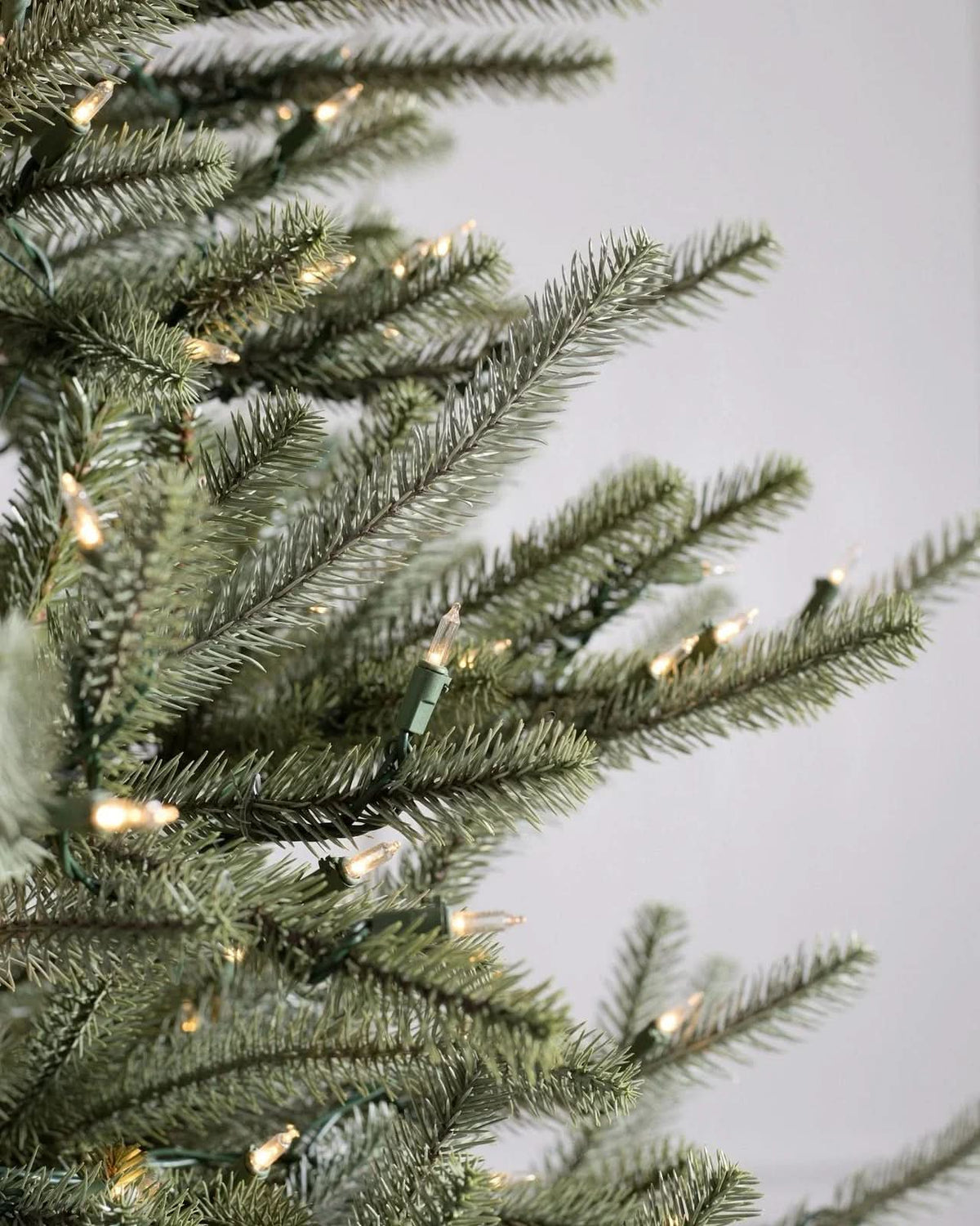 Árvore de Natal Sanibel Spruce com Galhos Articulados, Suporte Metálico e Micro LEDs Embutidos 2