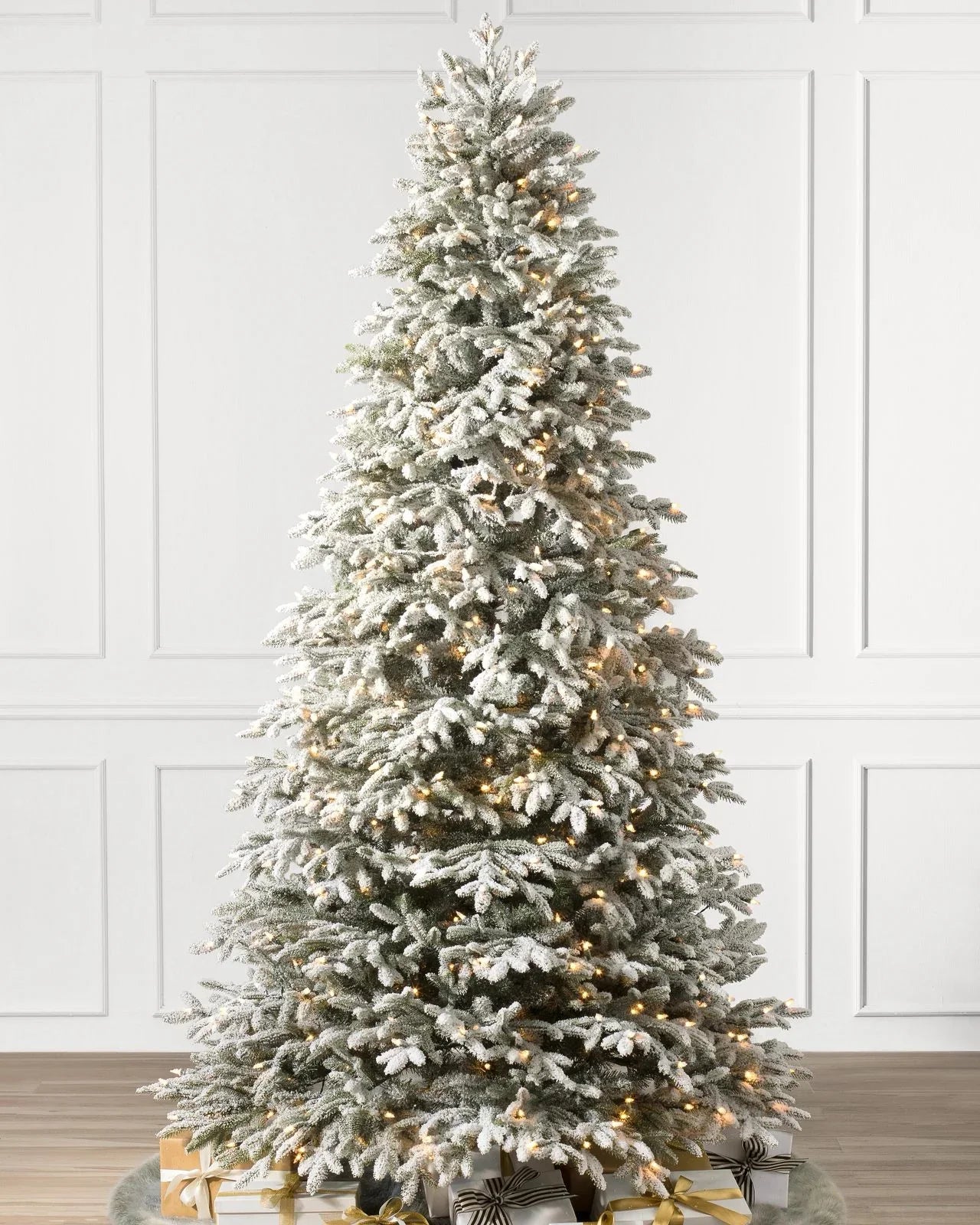 Árvore de Natal Nevada Frosted Fraser com Galhos Articulados, Suporte Metálico e Micro LEDs Embutidos
