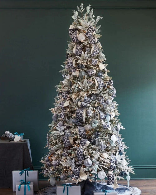 Árvore de Natal Nevada Frosted Fraser com Galhos Articulados, Suporte Metálico e Micro LEDs Embutidos 8