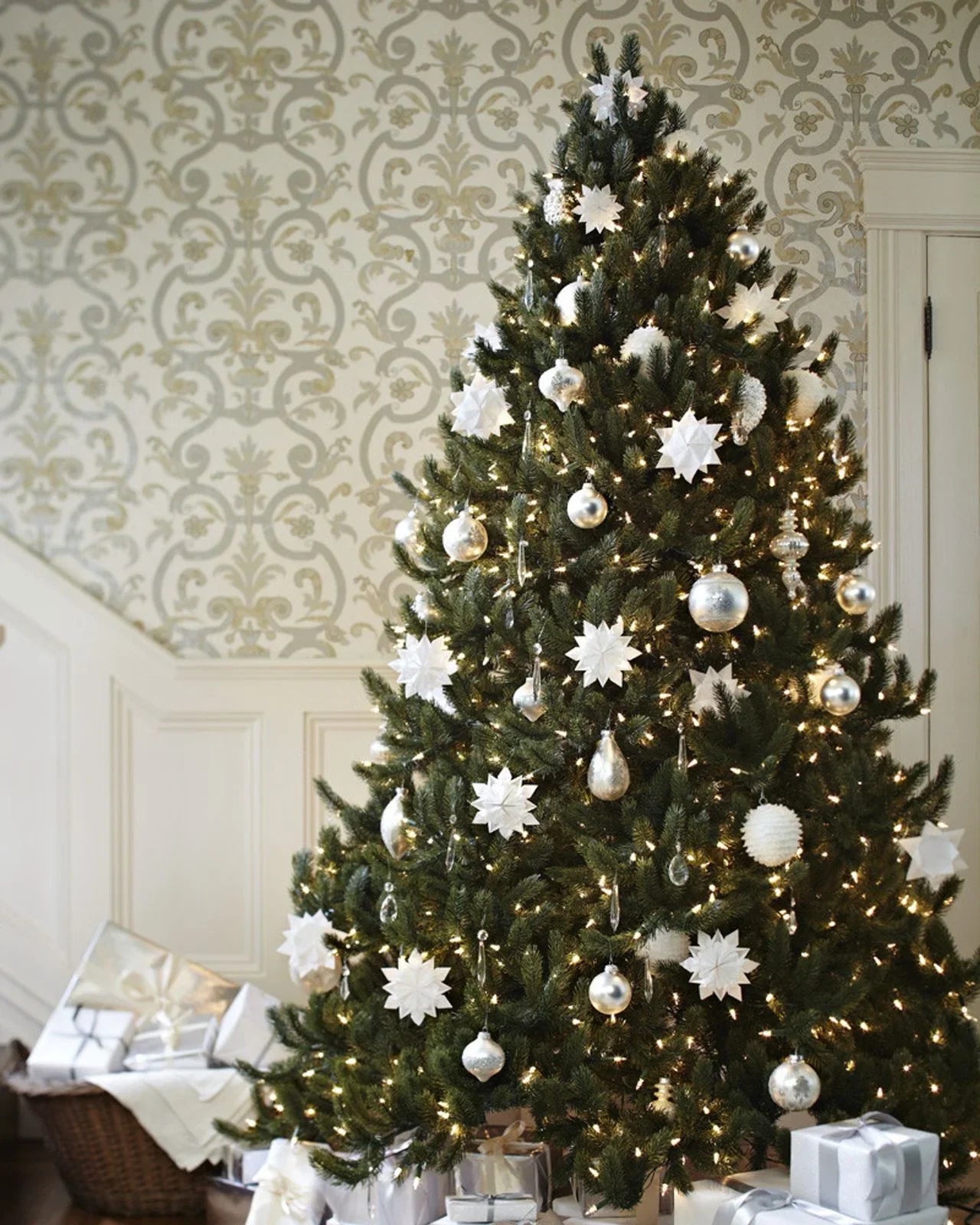 Árvore de Natal Vermont White Spruce com Galhos Articulados, Suporte Metálico e Micro LEDs Embutidos